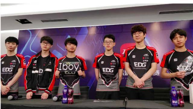 现出领袖气 现出领袖气